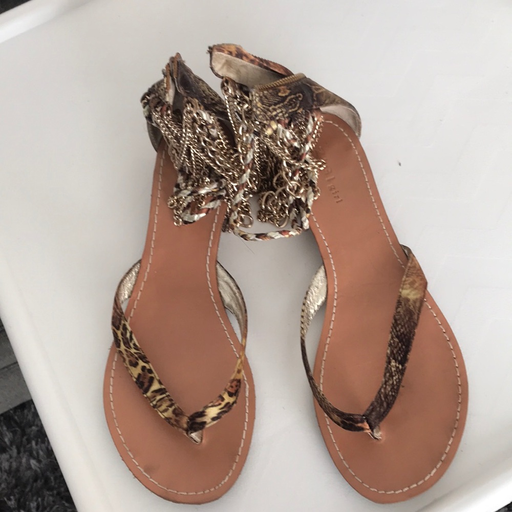 Thong sandal with ankle strap bracelet